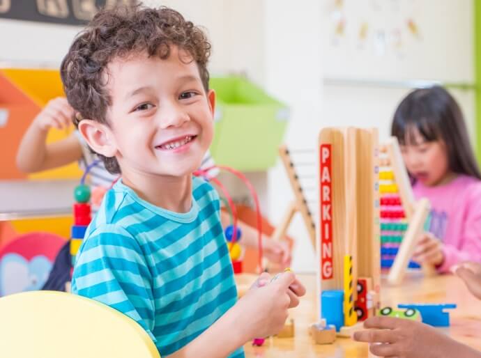 كيف تساهم الحضانة في تنمية مهارات الأطفال في السعودية